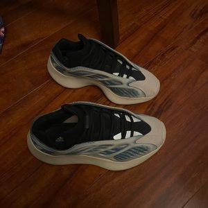 Yeezy 700 V3 Kyanite size 4.5